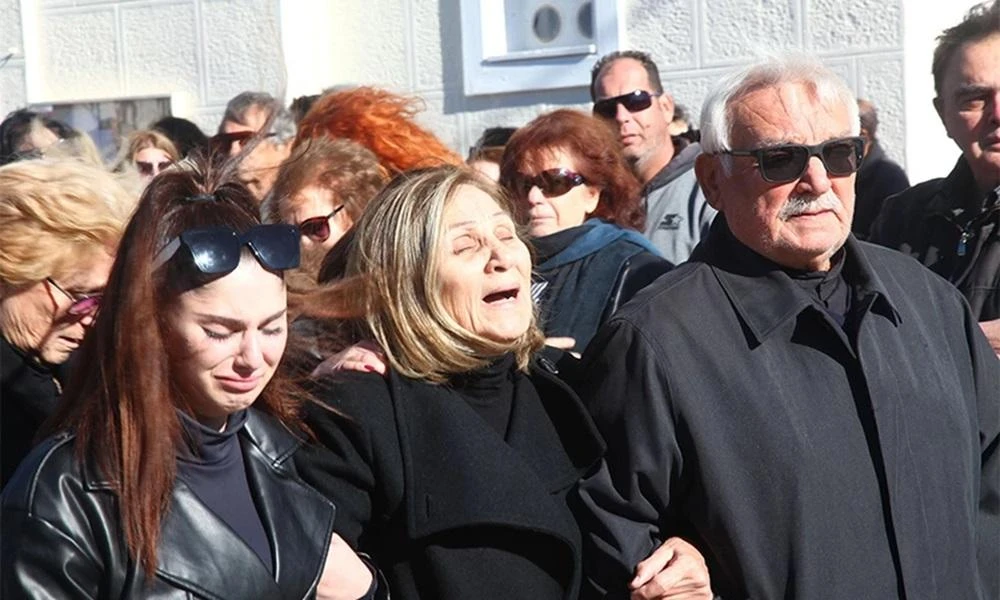 Σαλαμίνα: Θρήνος στην κηδεία της 43χρονης – Απαρηγόρητη η μητέρα της